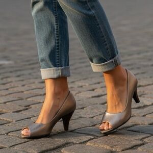 Clarks Metallic Gold Open-Toe Leather Pumps Size 6.5